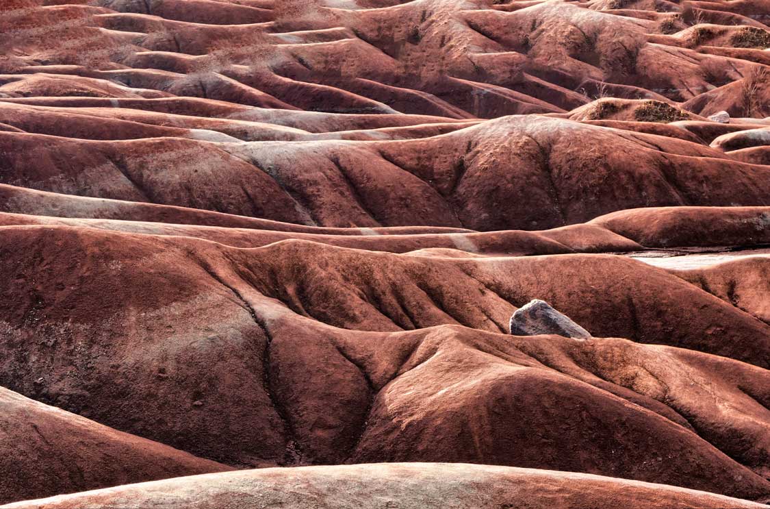 Red rocks marbled with white at the Cheltenham Badlands near Brampton