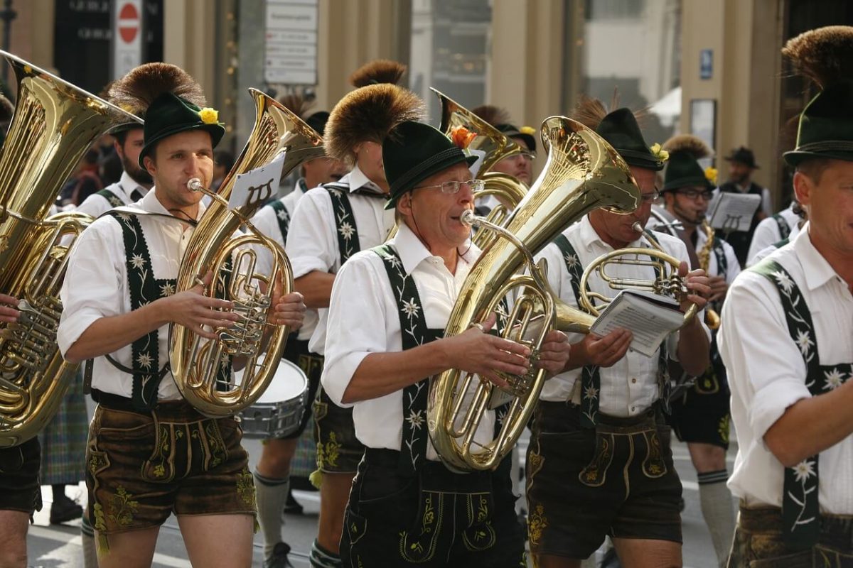 Oktoberfest music performers 