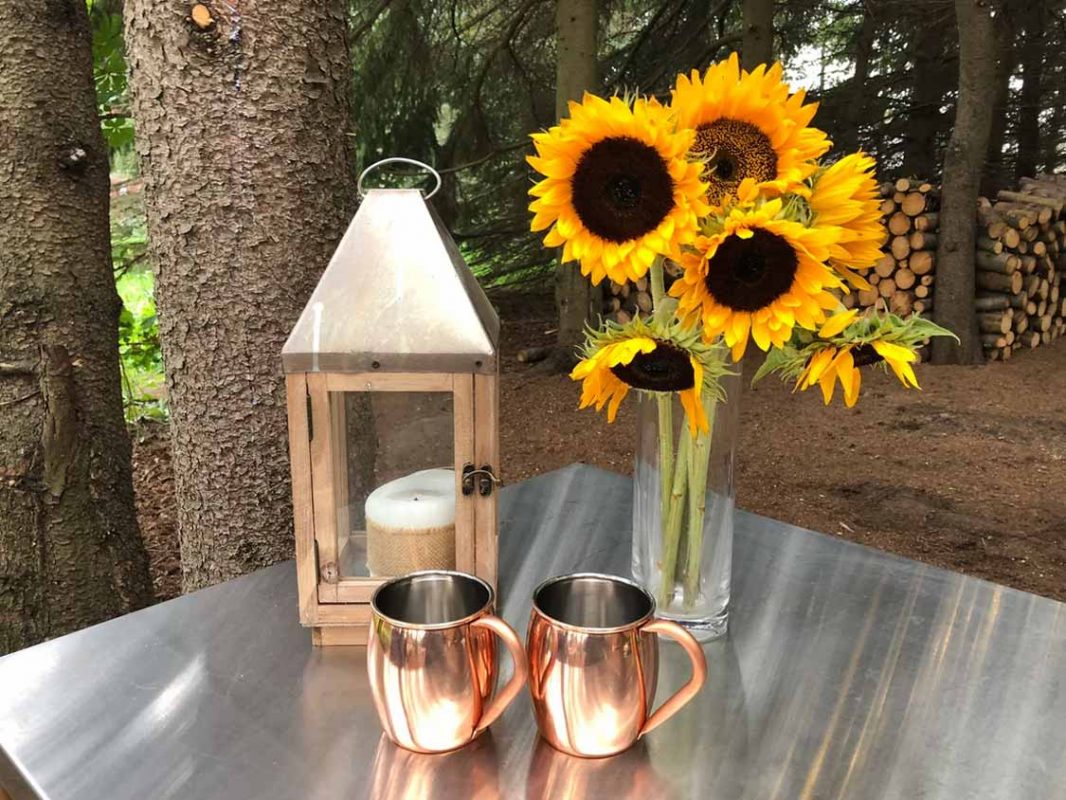 Table decorated with copper lamps and flowers